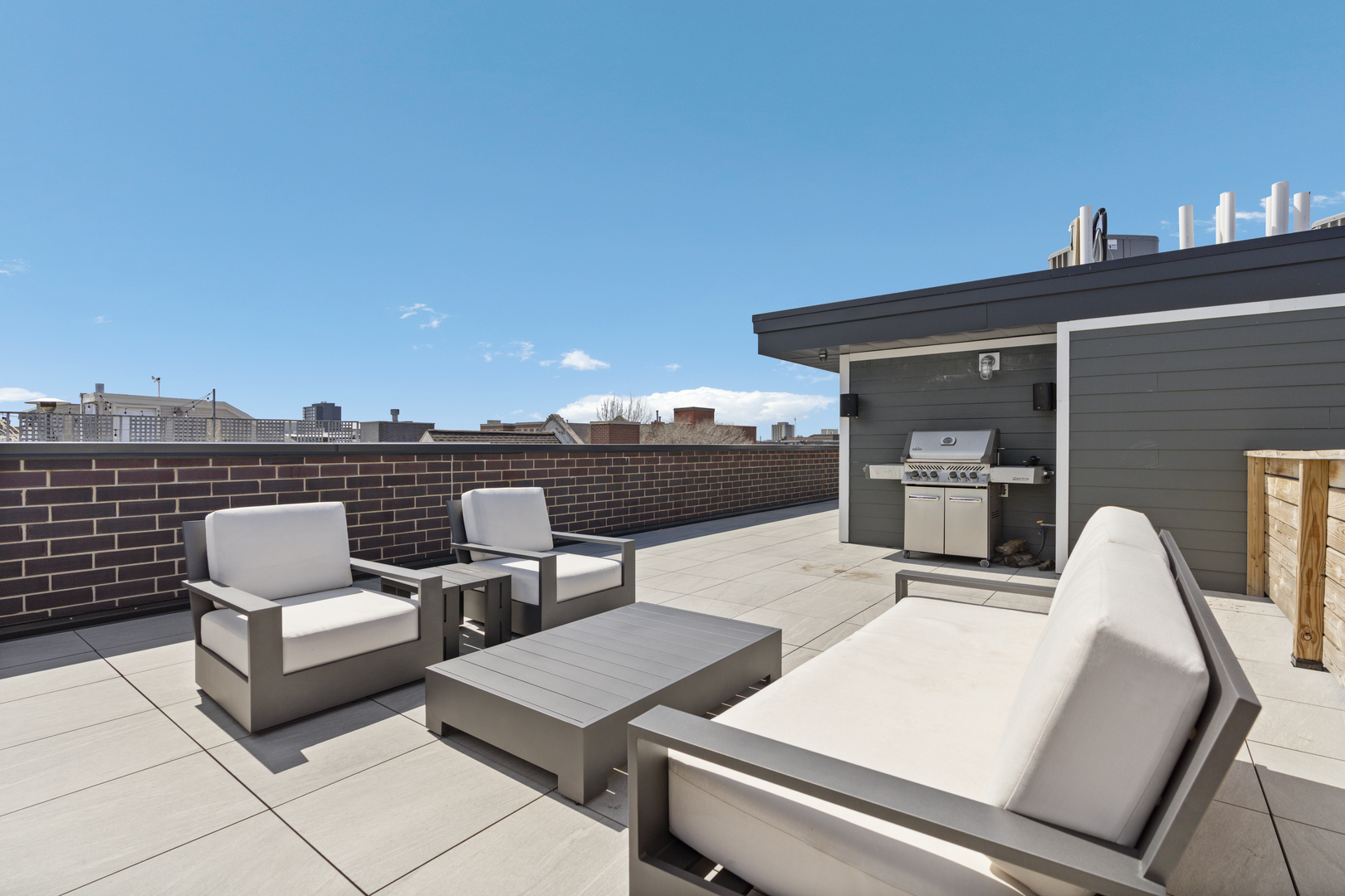 1525 N Bosworth Avenue Unit: 3S