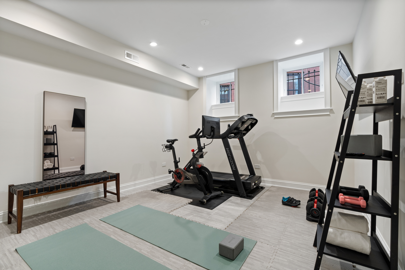 835 W Chalmers Place