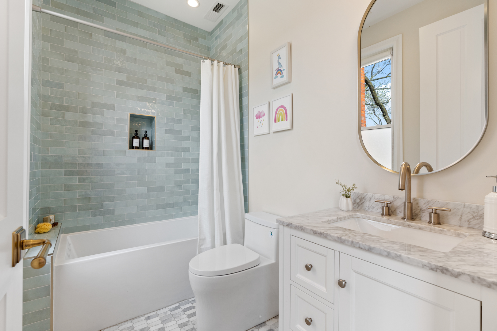 835 W Chalmers Place