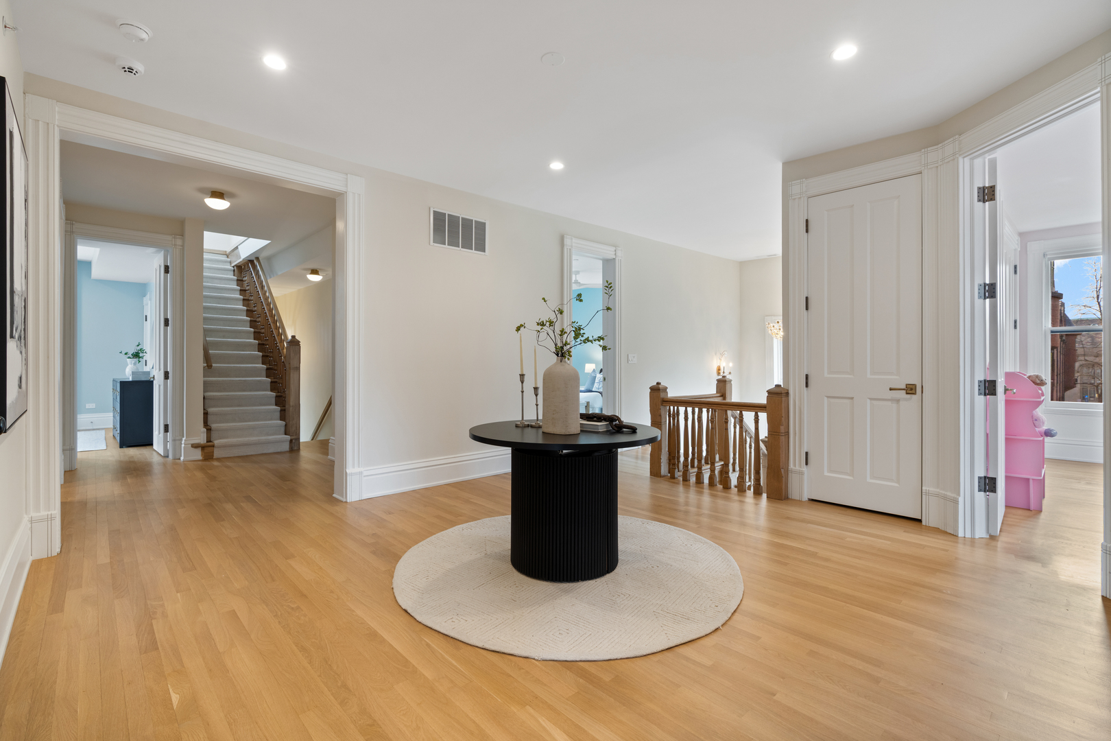 835 W Chalmers Place