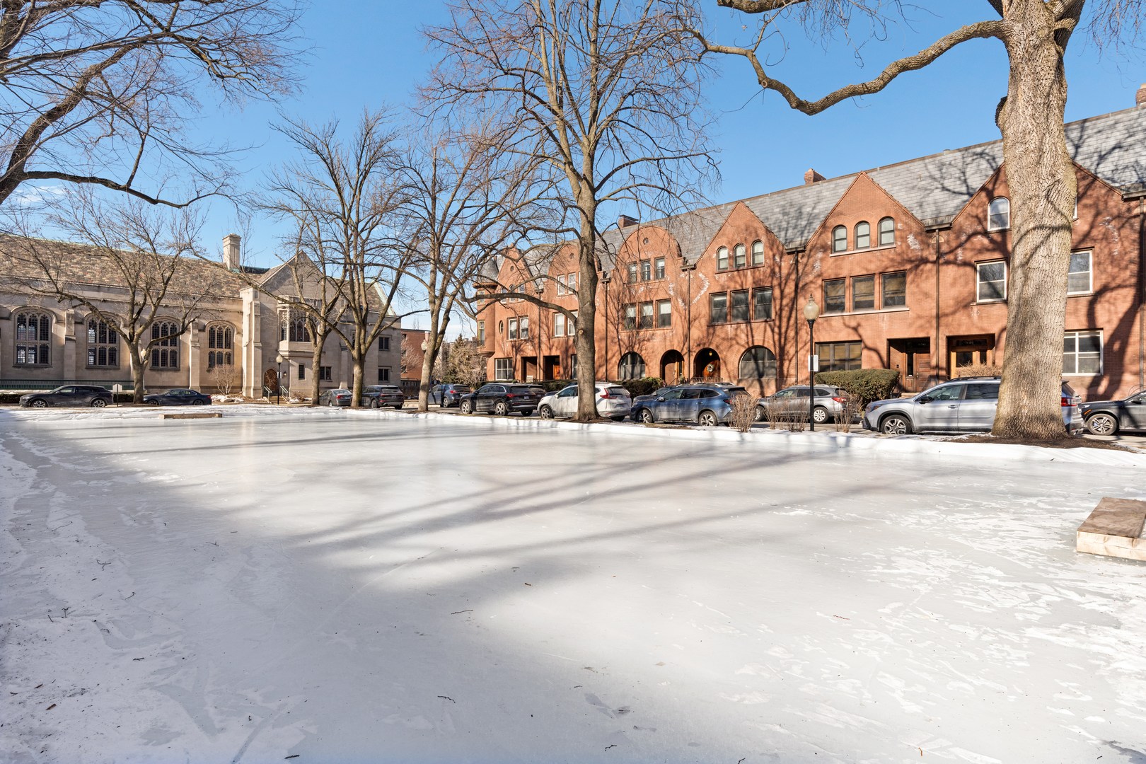 835 W Chalmers Place