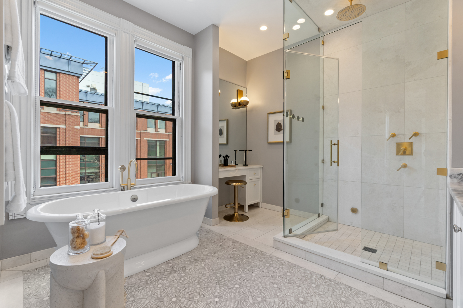 835 W Chalmers Place