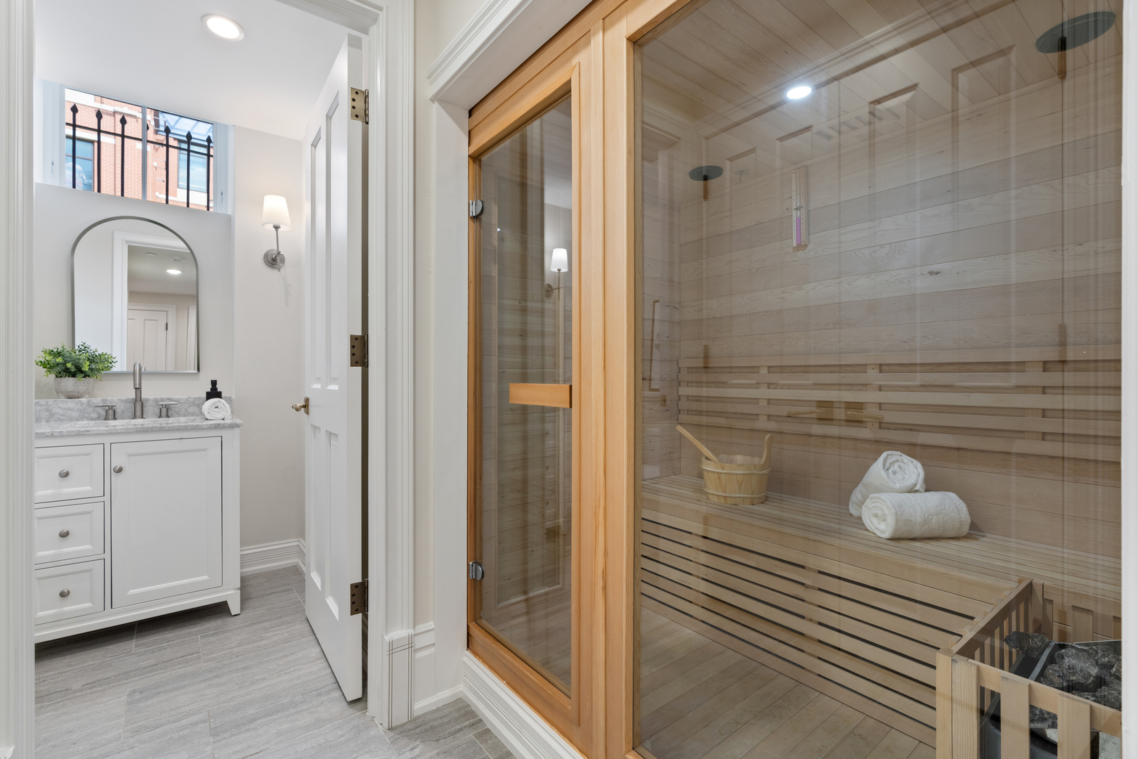 835 W Chalmers Place