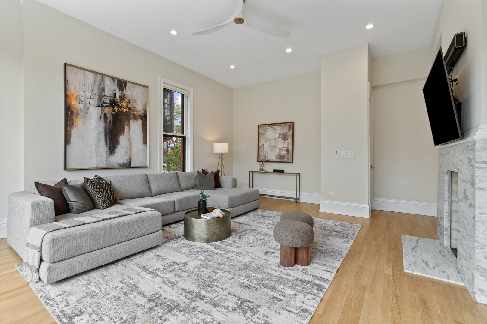 835 W Chalmers Place