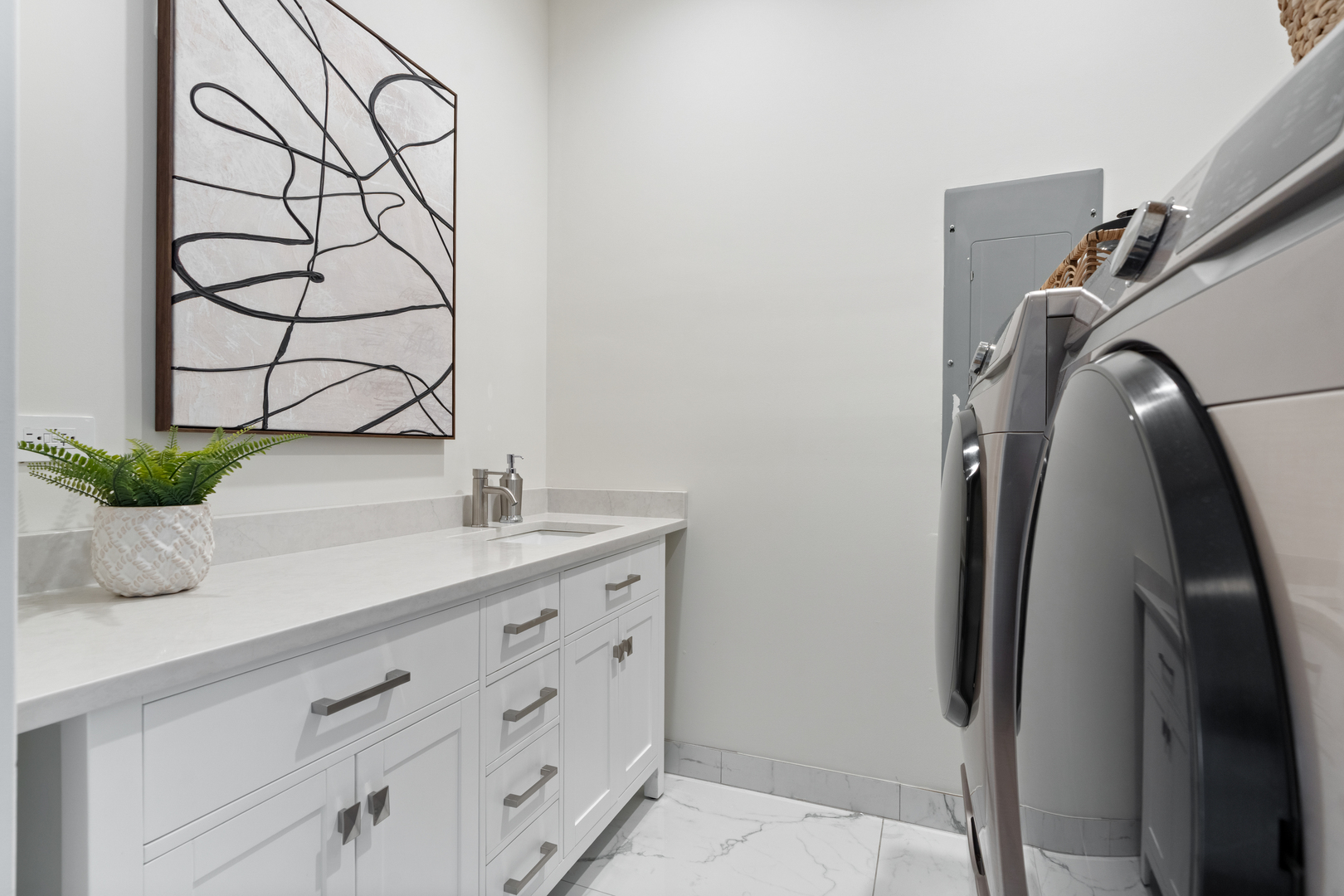 835 W Chalmers Place