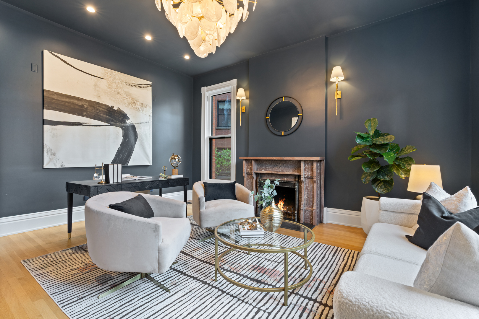 835 W Chalmers Place