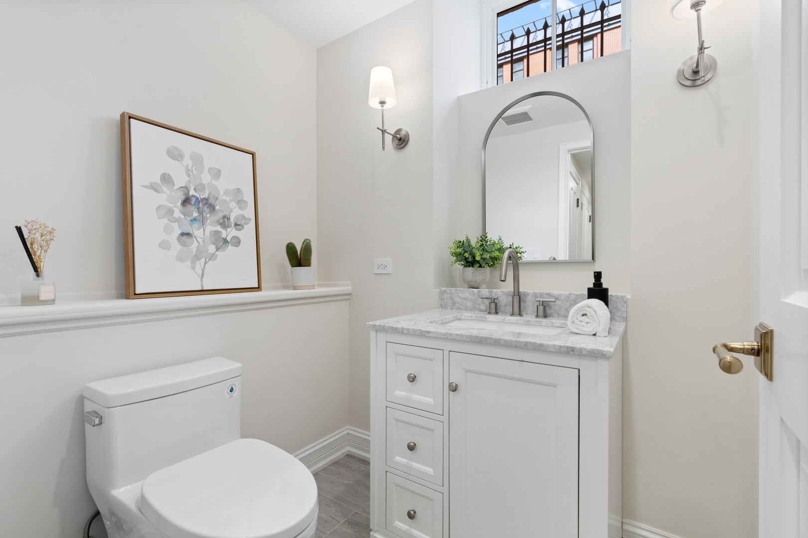 835 W Chalmers Place