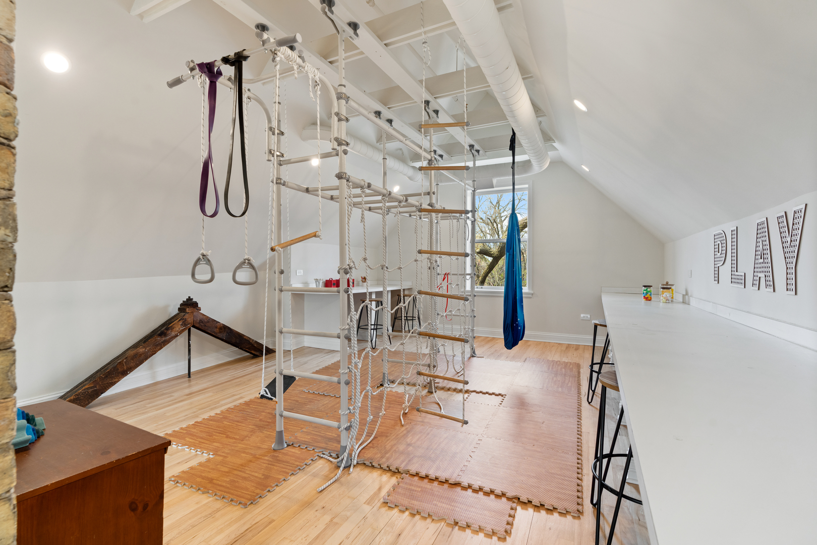 835 W Chalmers Place