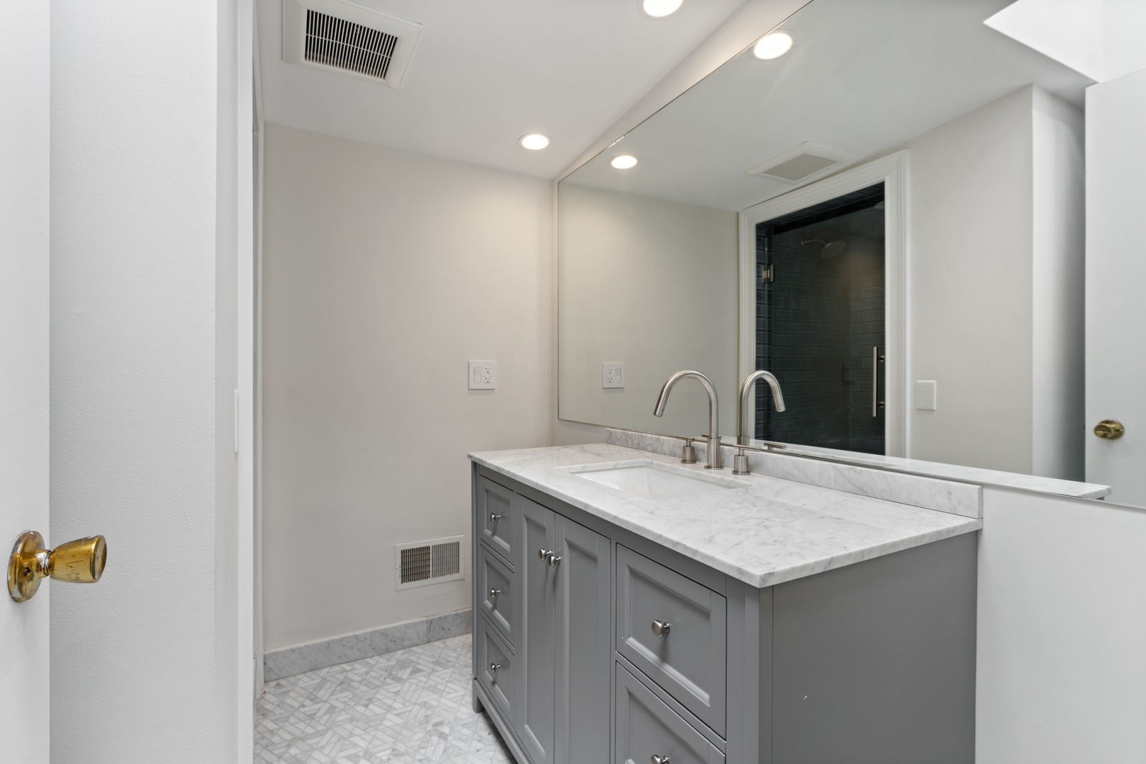 835 W Chalmers Place