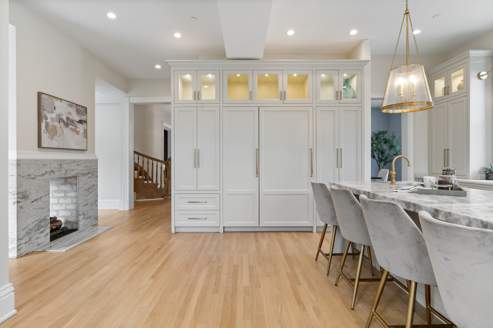 835 W Chalmers Place