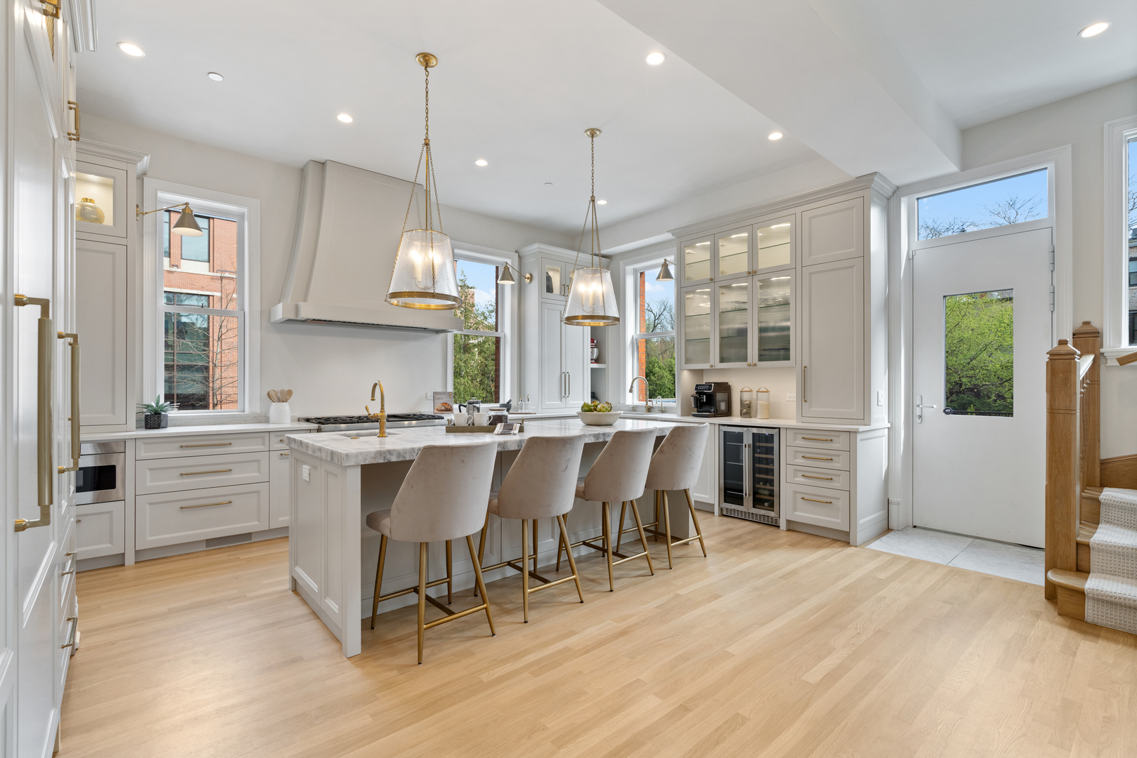 835 W Chalmers Place