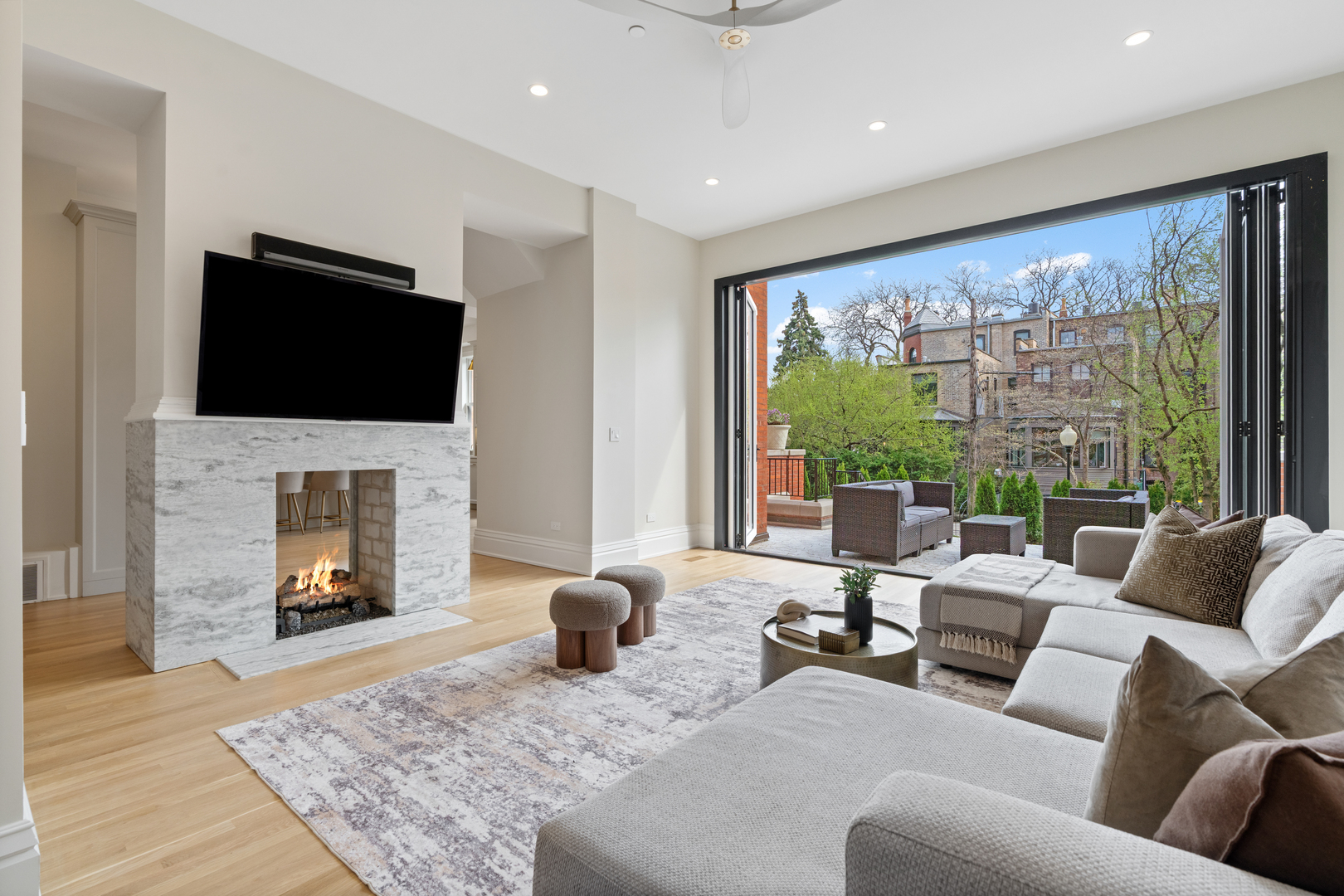 835 W Chalmers Place