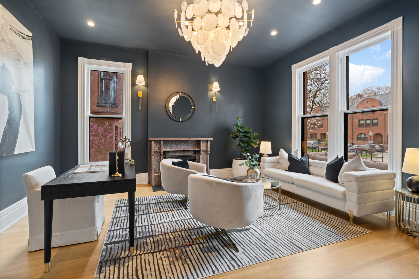 835 W Chalmers Place