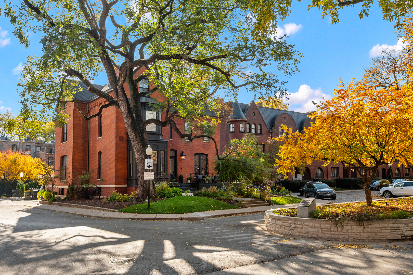 835 W Chalmers Place