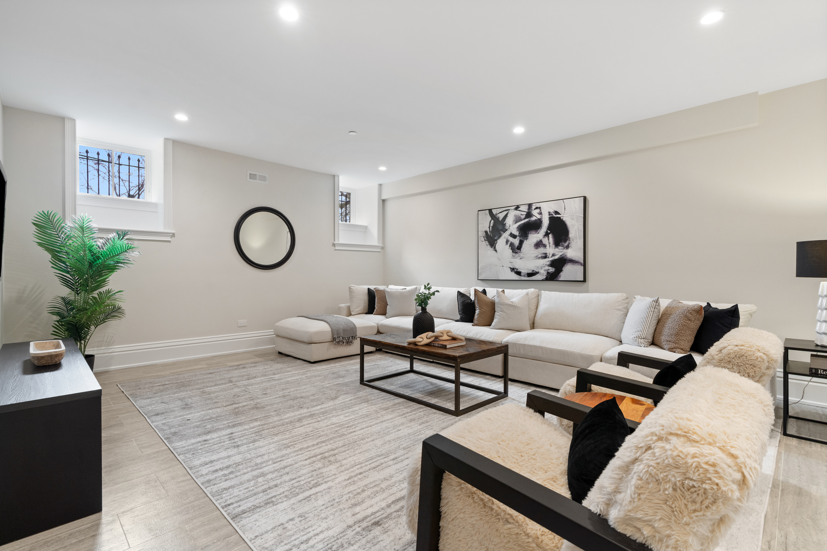 835 W Chalmers Place