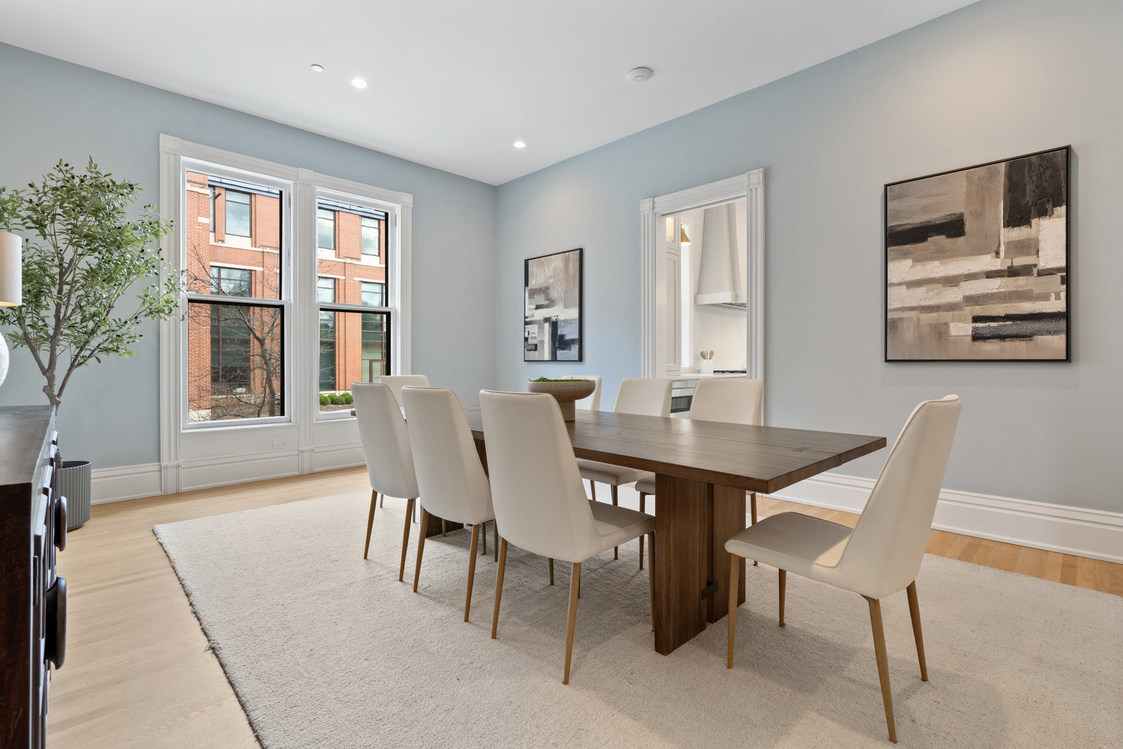 835 W Chalmers Place