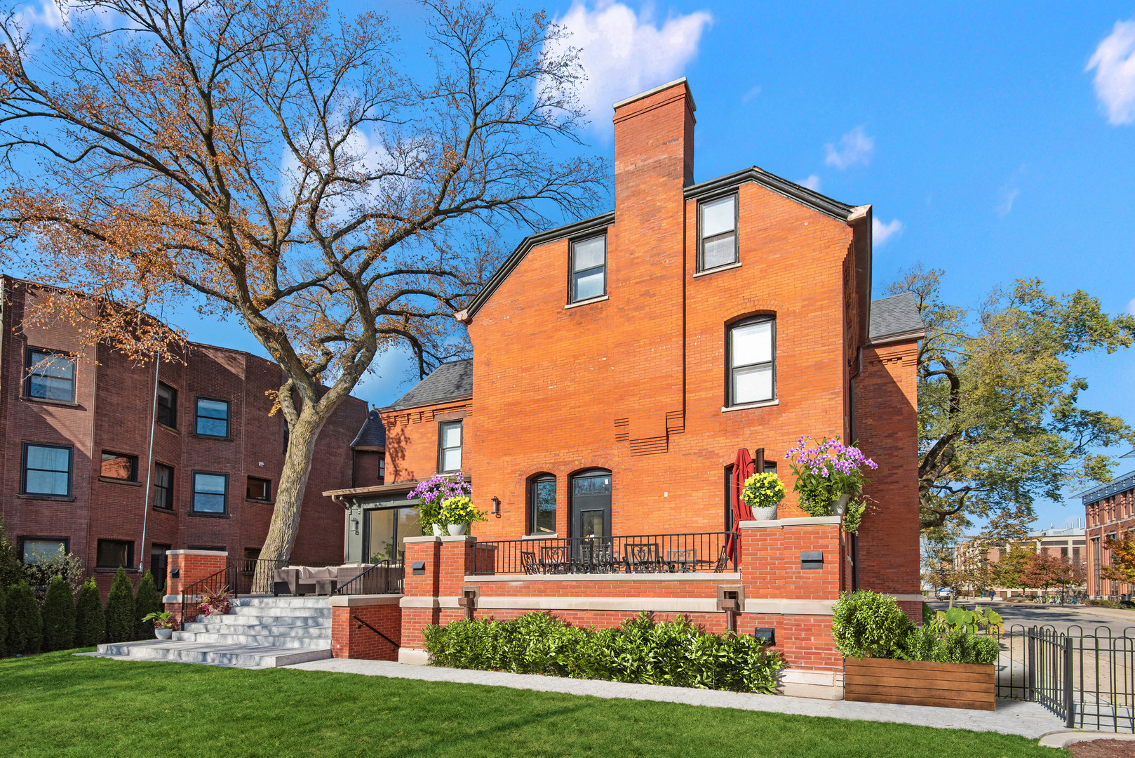 835 W Chalmers Place