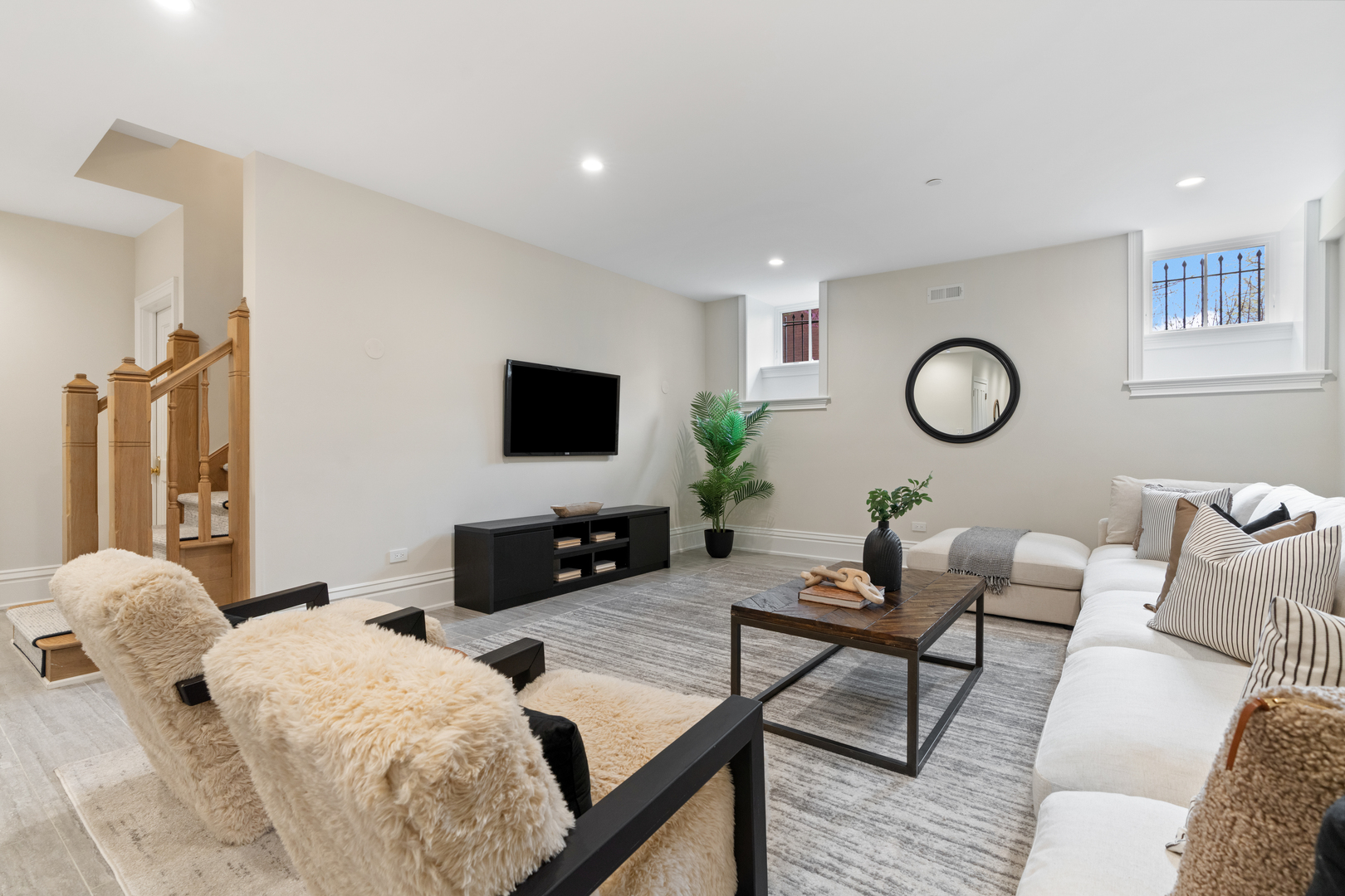 835 W Chalmers Place