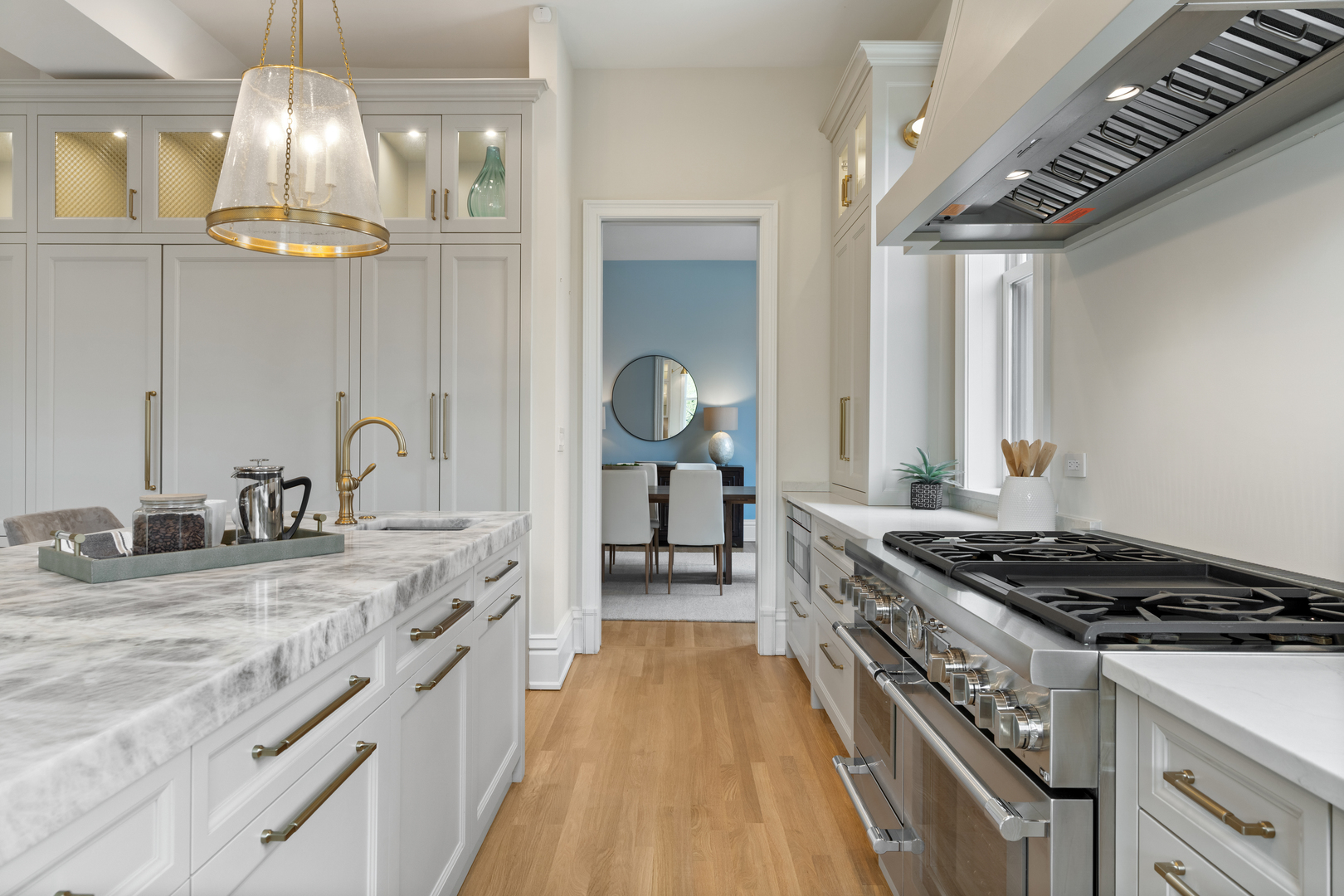 835 W Chalmers Place