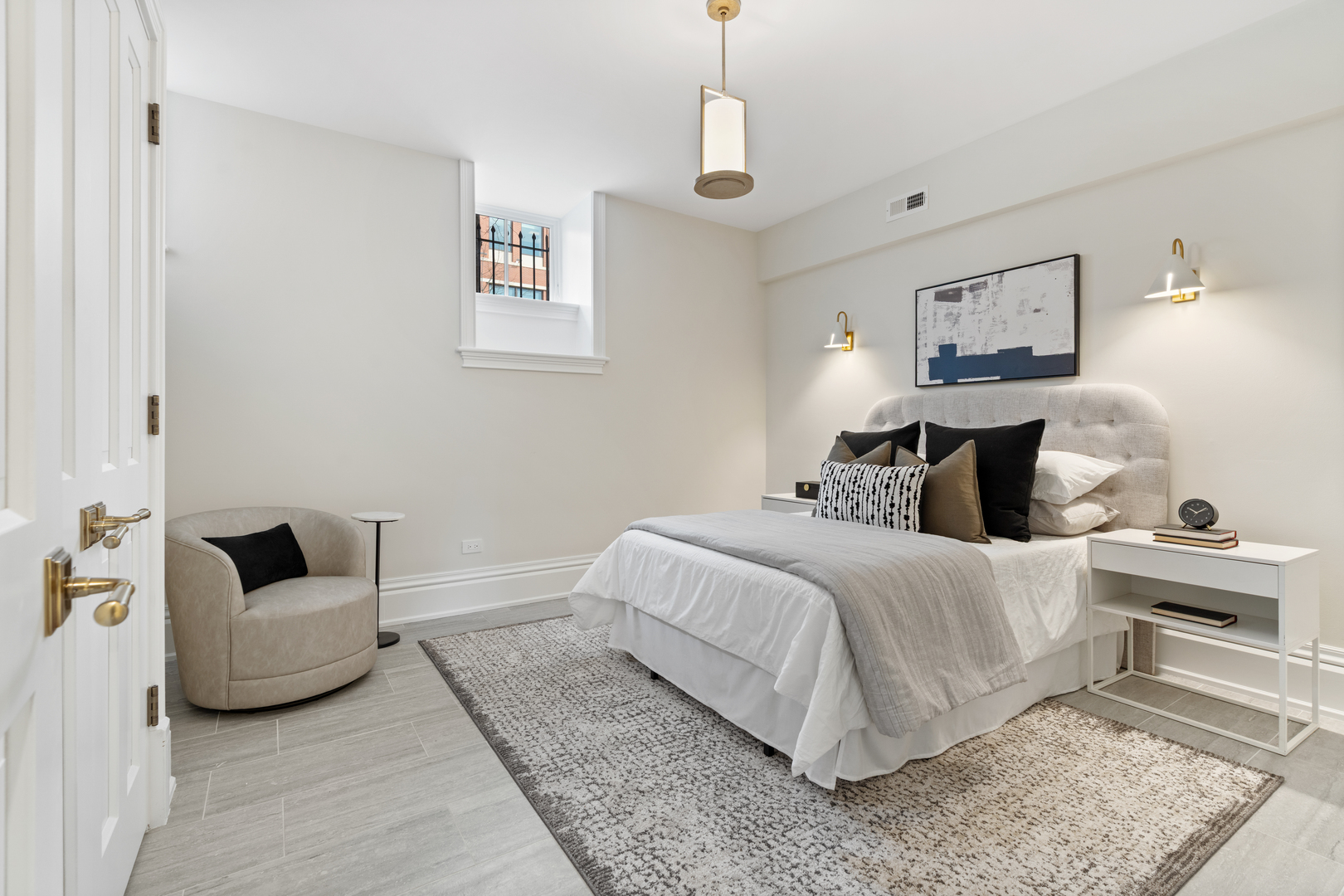 835 W Chalmers Place