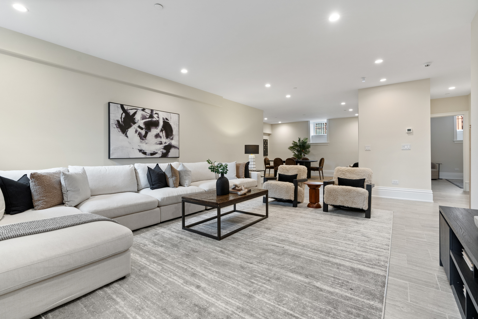 835 W Chalmers Place