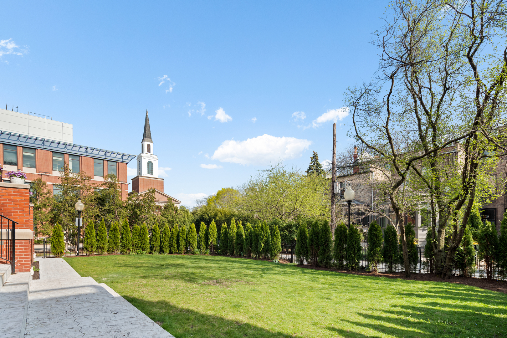 835 W Chalmers Place