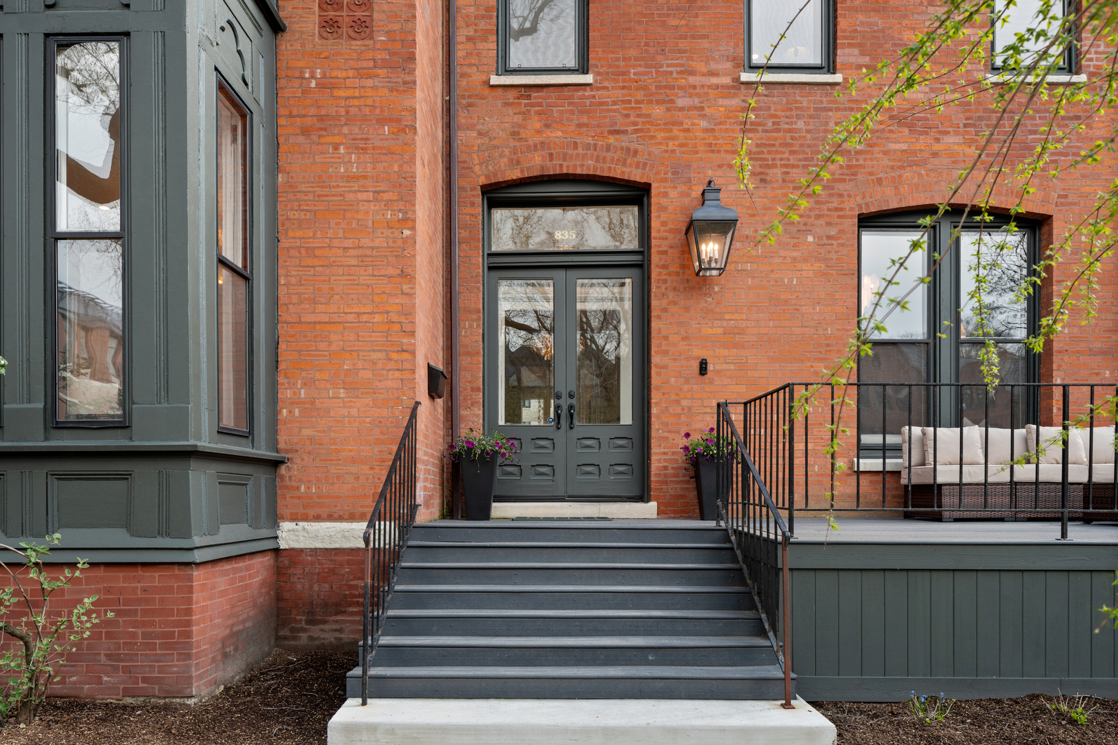 835 W Chalmers Place