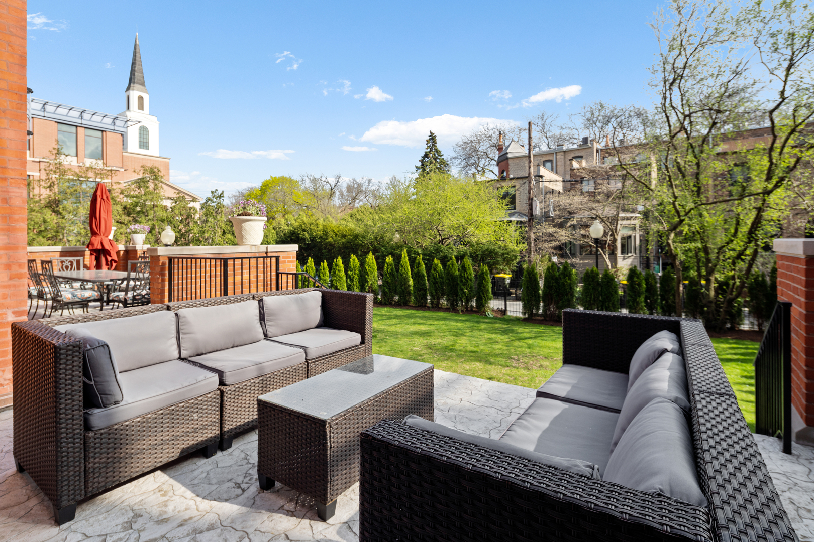 835 W Chalmers Place