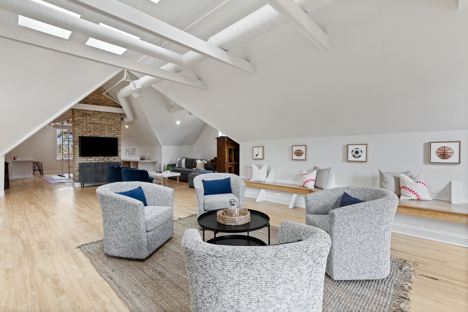 835 W Chalmers Place