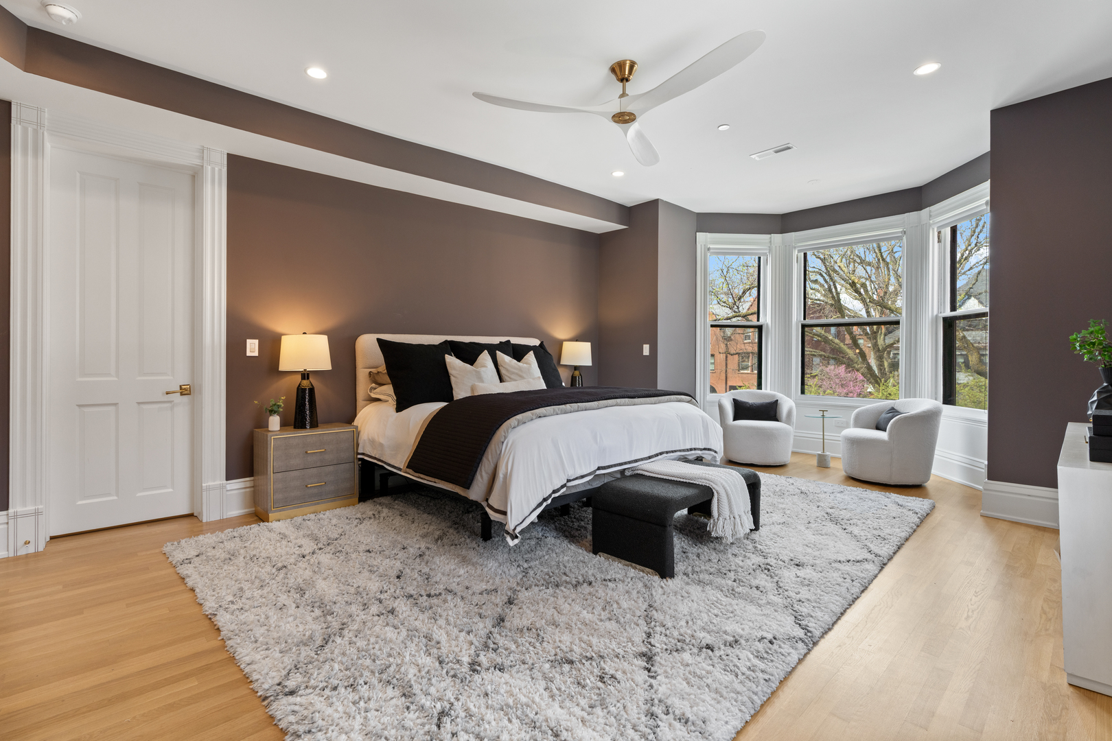 835 W Chalmers Place