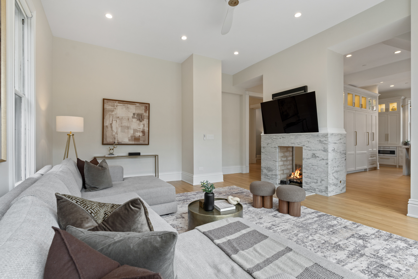 835 W Chalmers Place