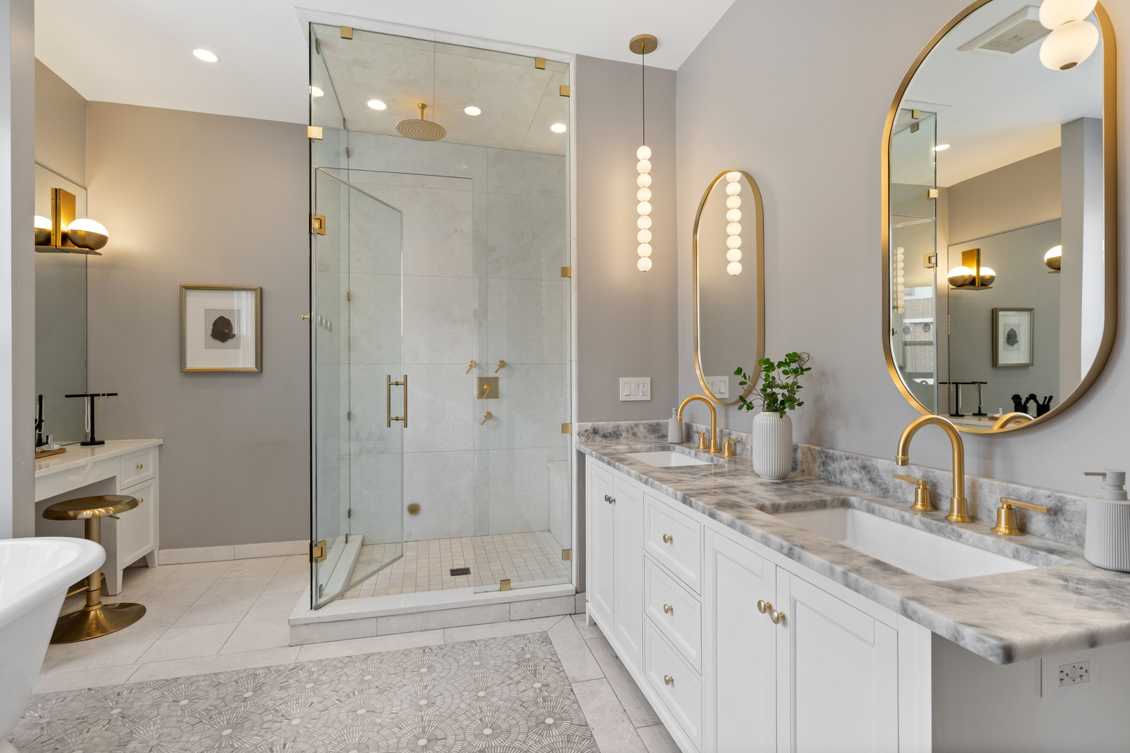 835 W Chalmers Place