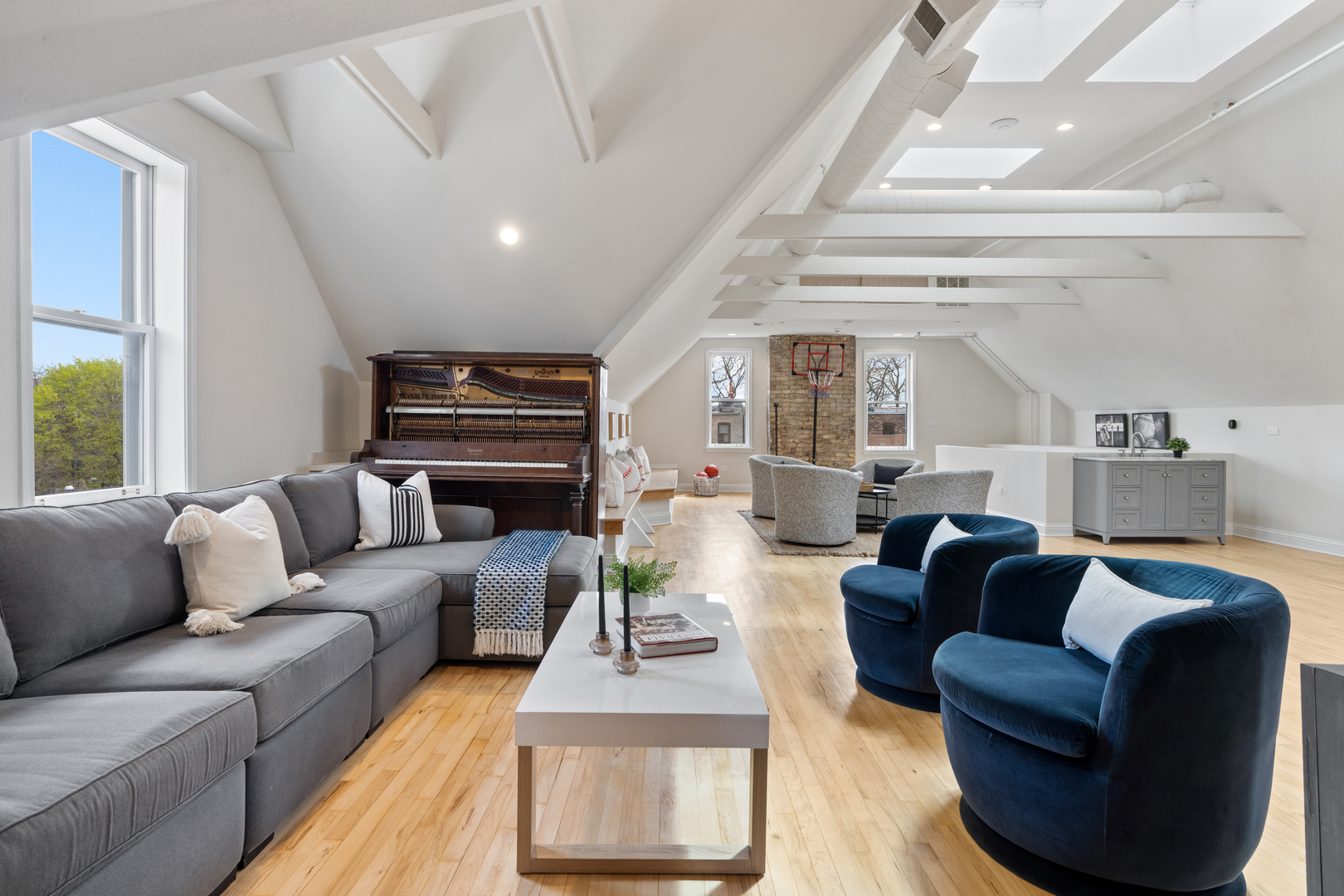 835 W Chalmers Place