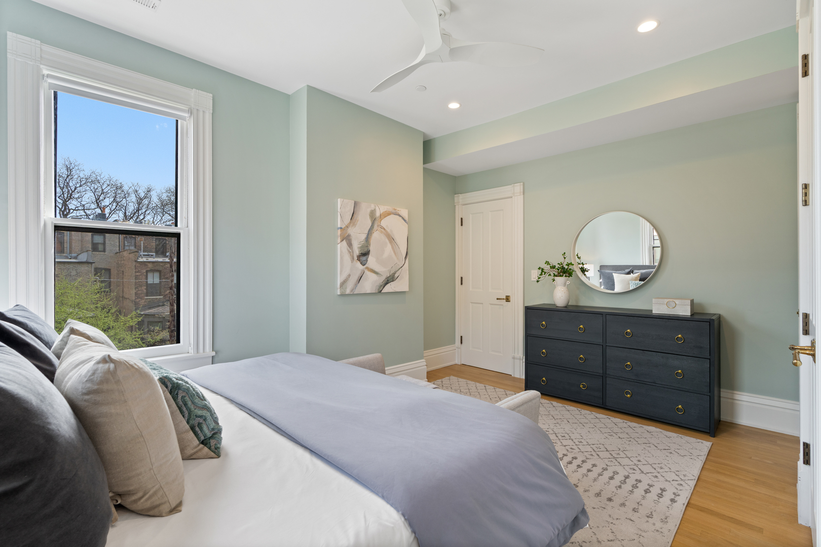 835 W Chalmers Place