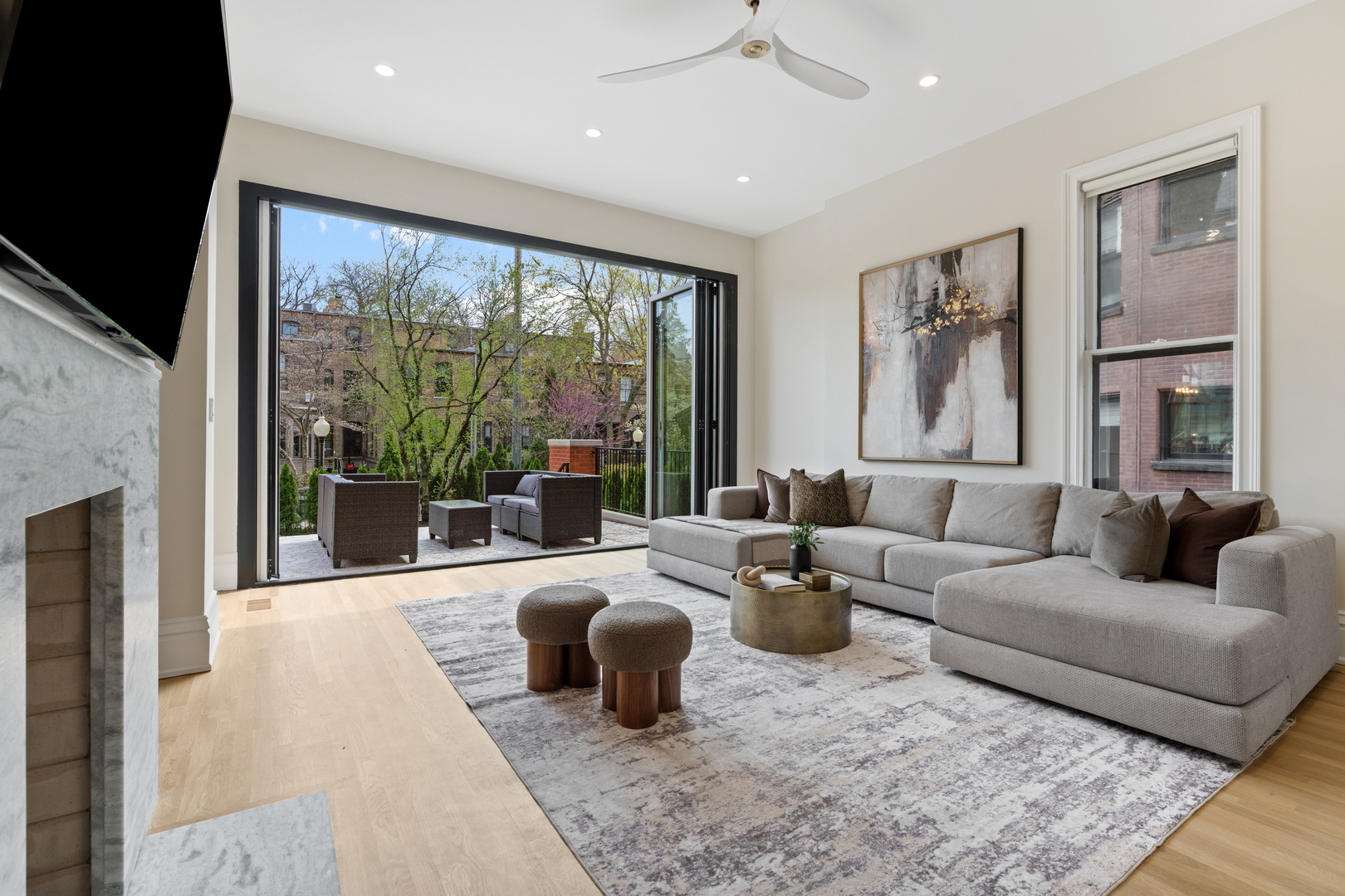 835 W Chalmers Place