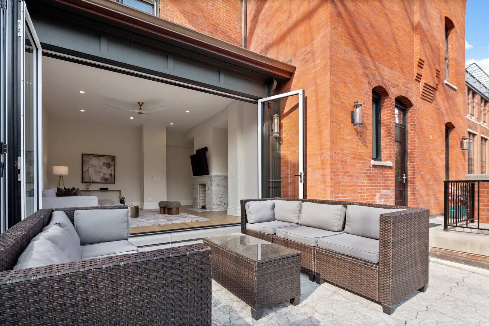 835 W Chalmers Place