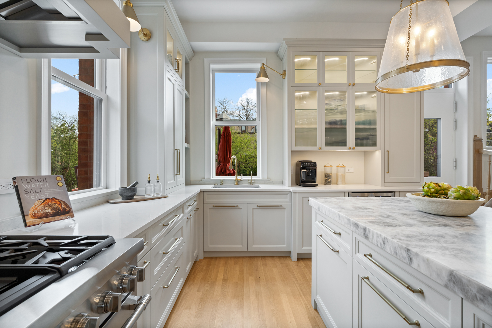 835 W Chalmers Place