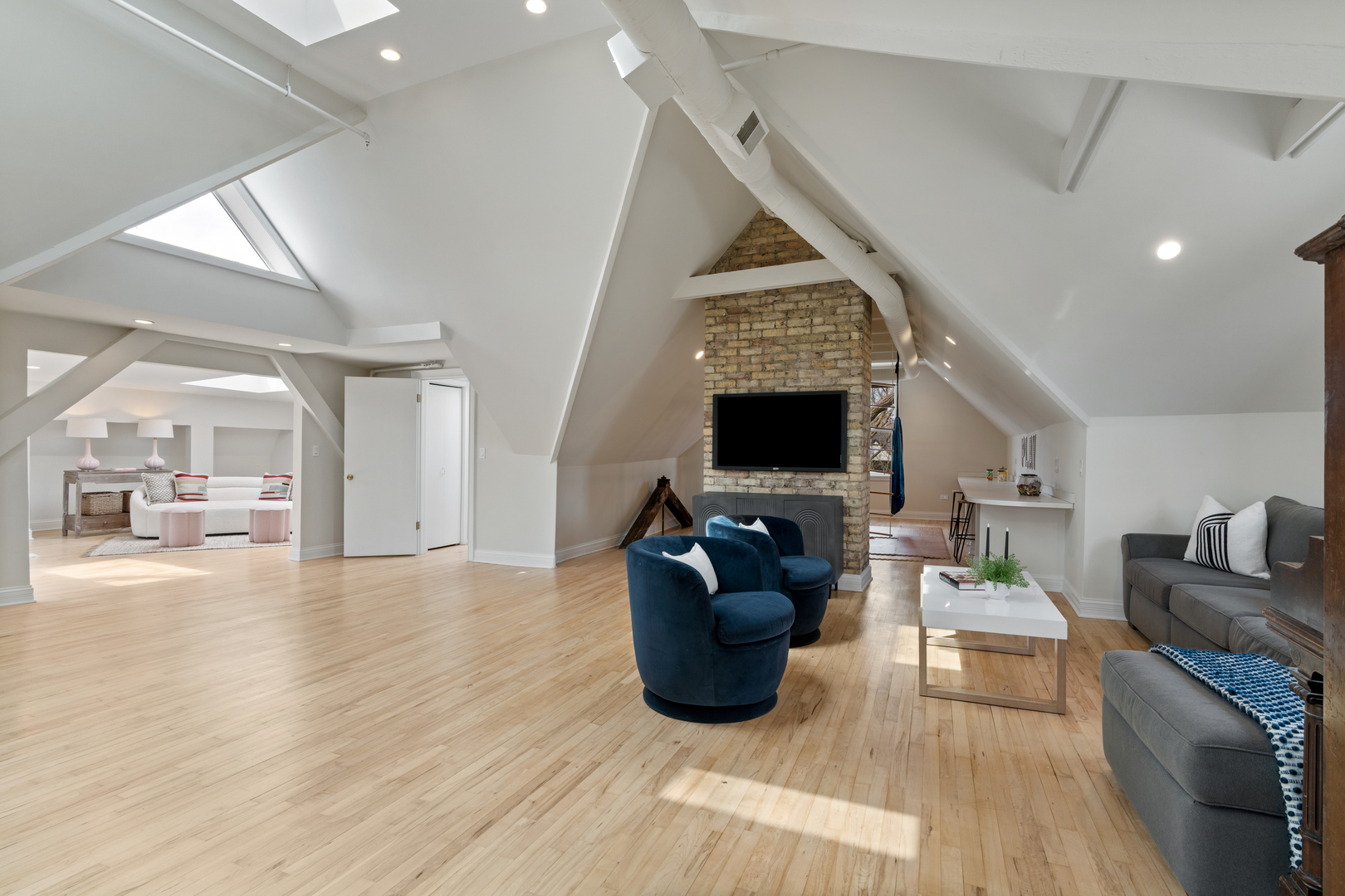 835 W Chalmers Place