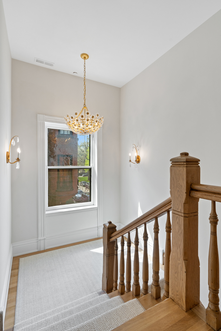 835 W Chalmers Place