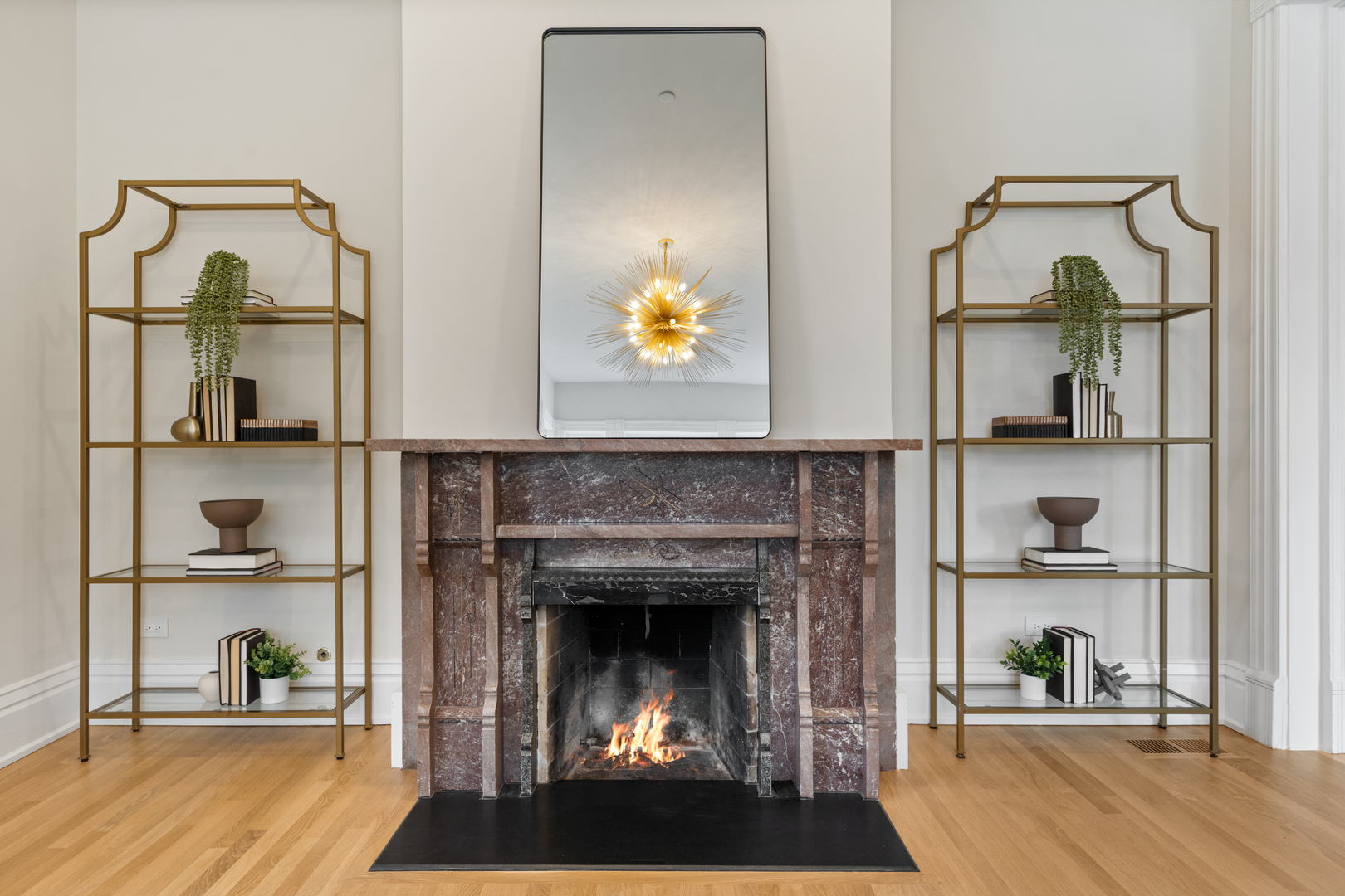 835 W Chalmers Place