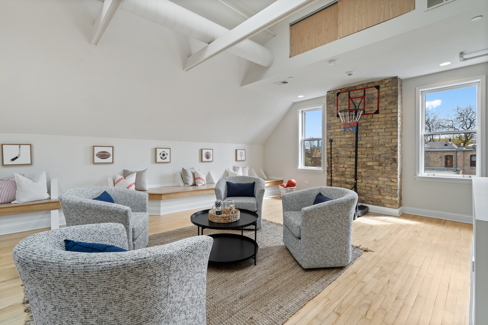 835 W Chalmers Place