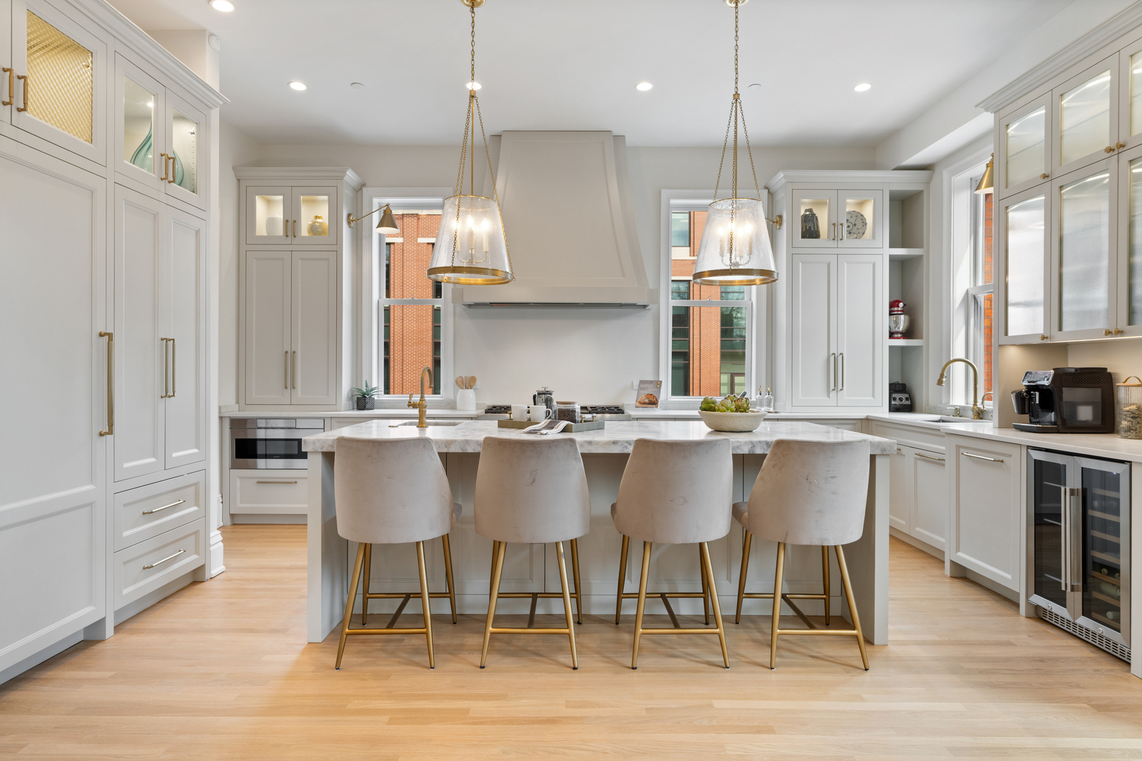 835 W Chalmers Place