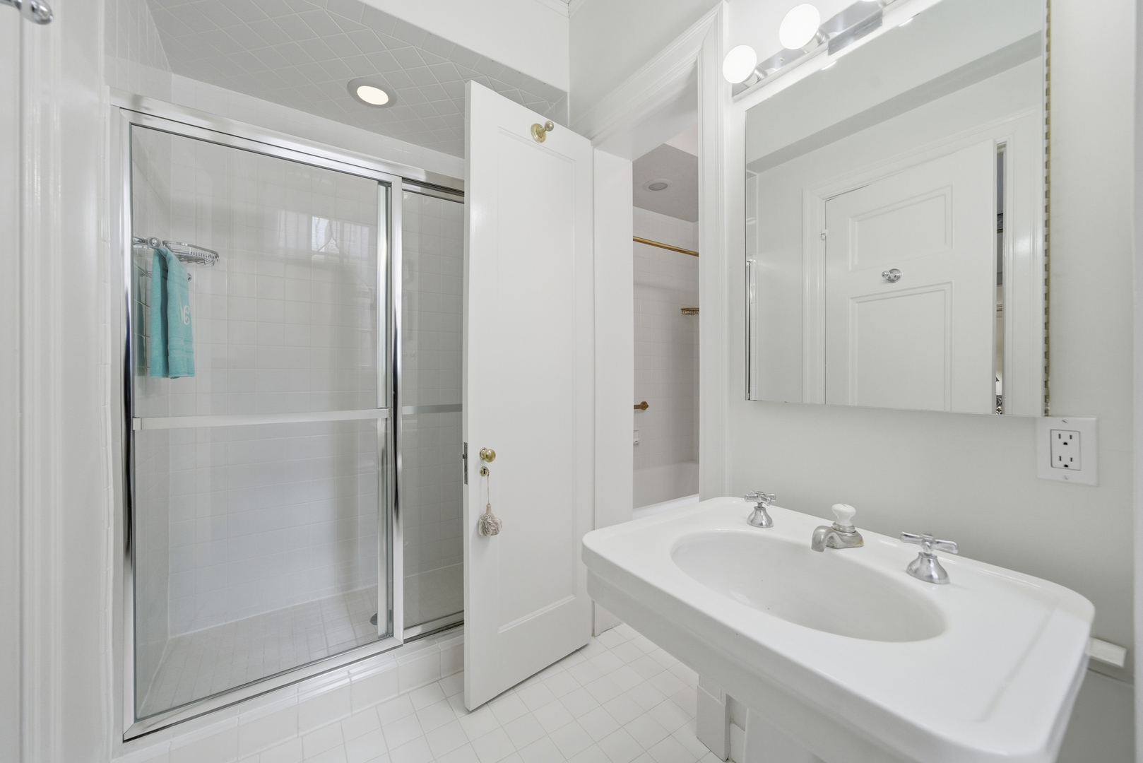 232 E Walton Place Unit: 3E