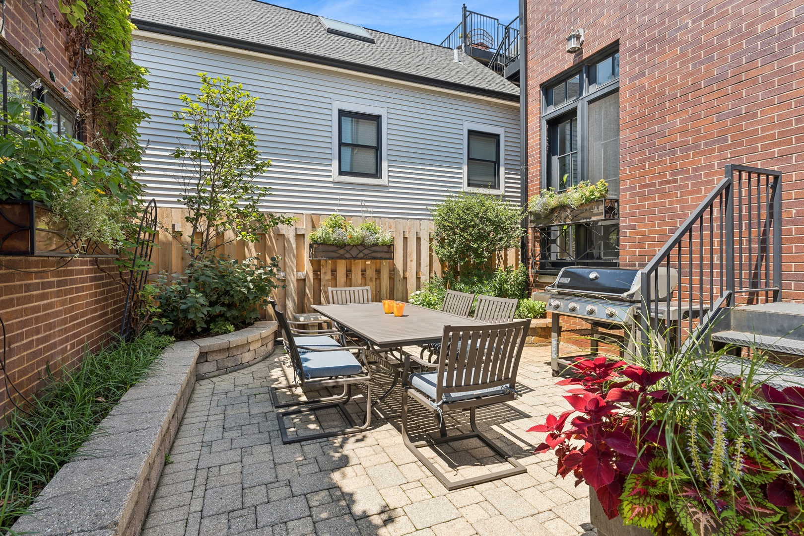 1243 W Nelson Street