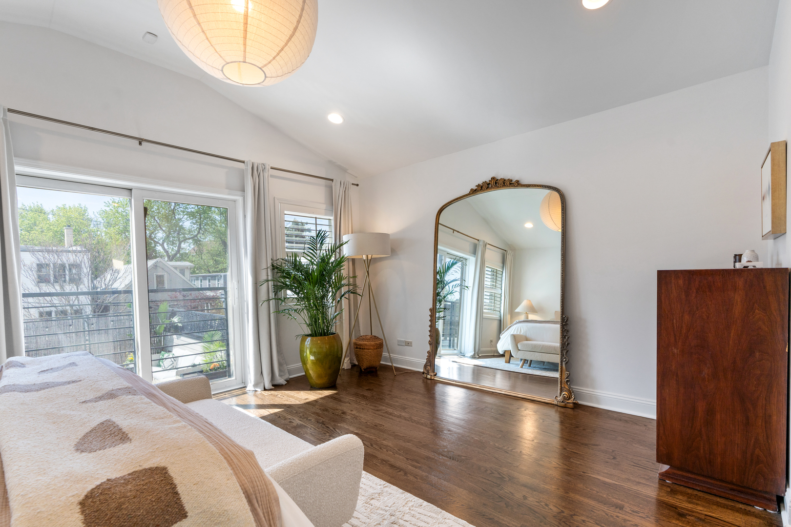 2131 W Dickens Avenue