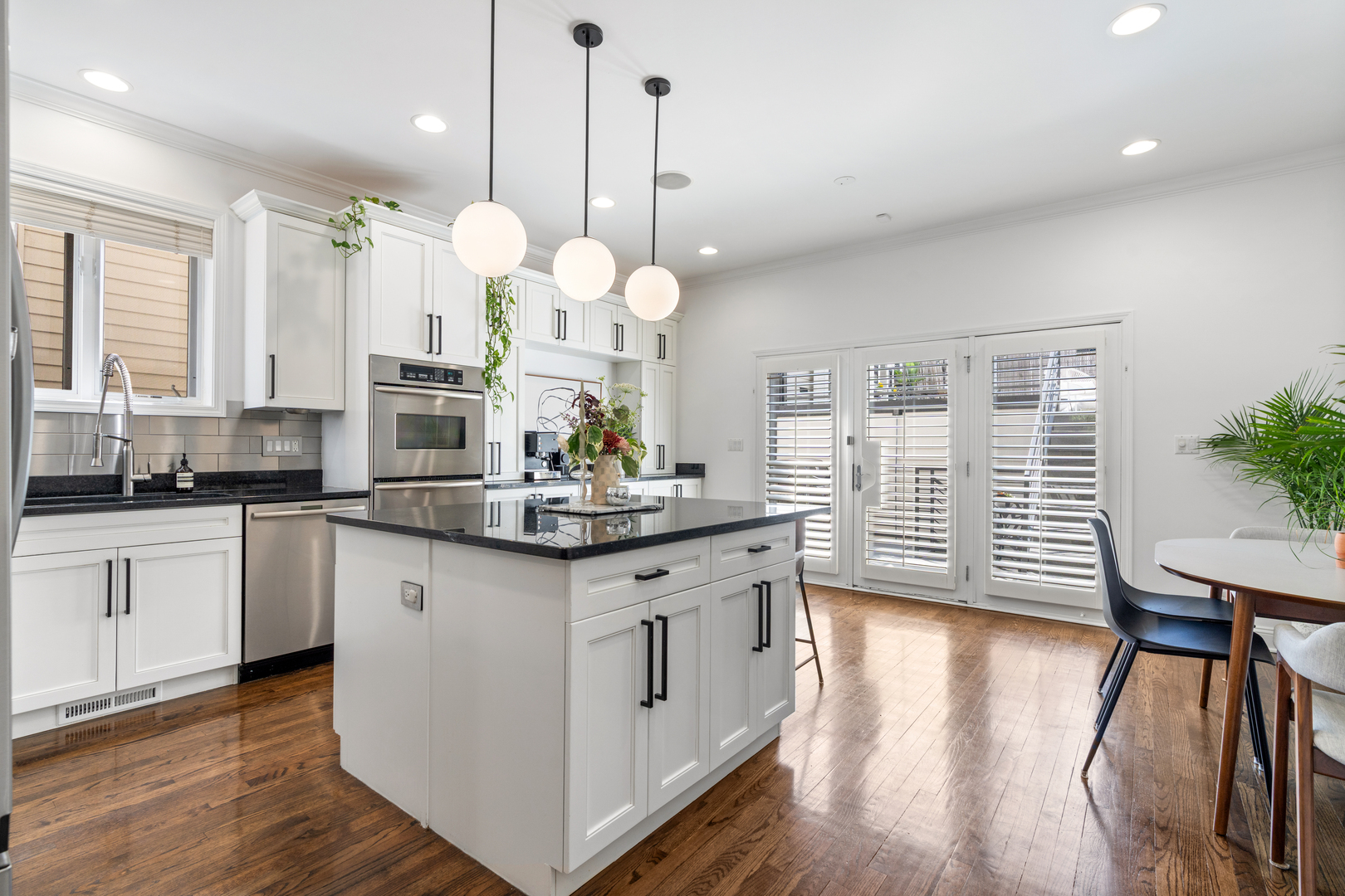 2131 W Dickens Avenue