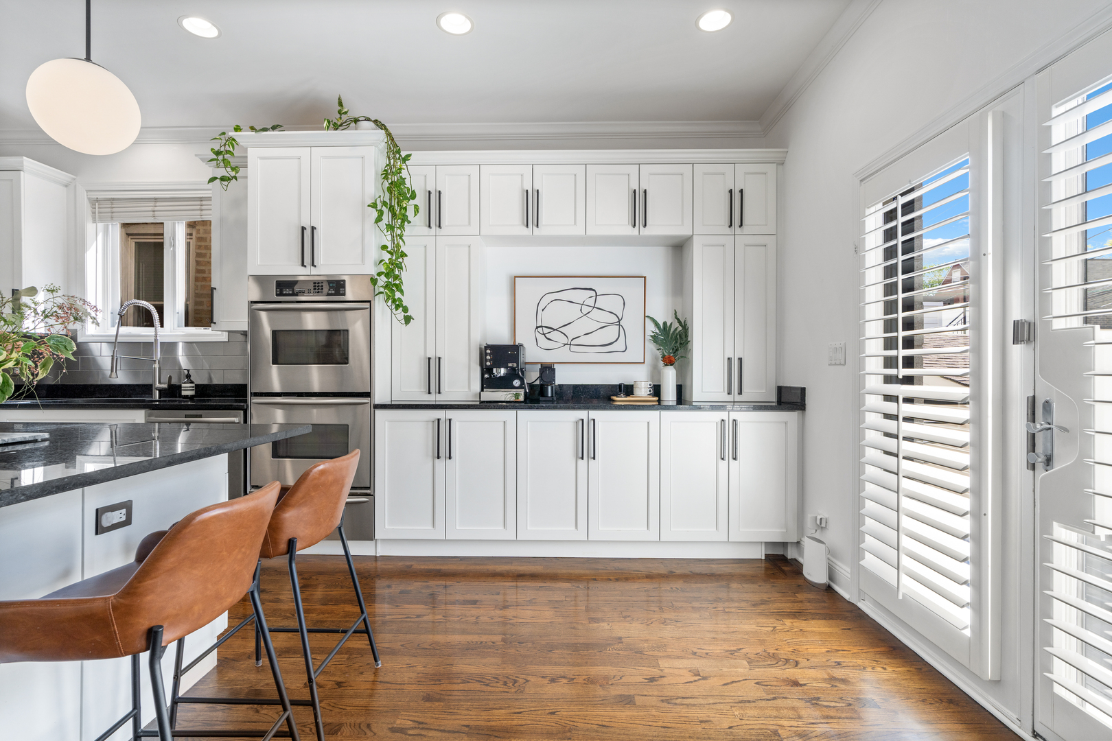 2131 W Dickens Avenue