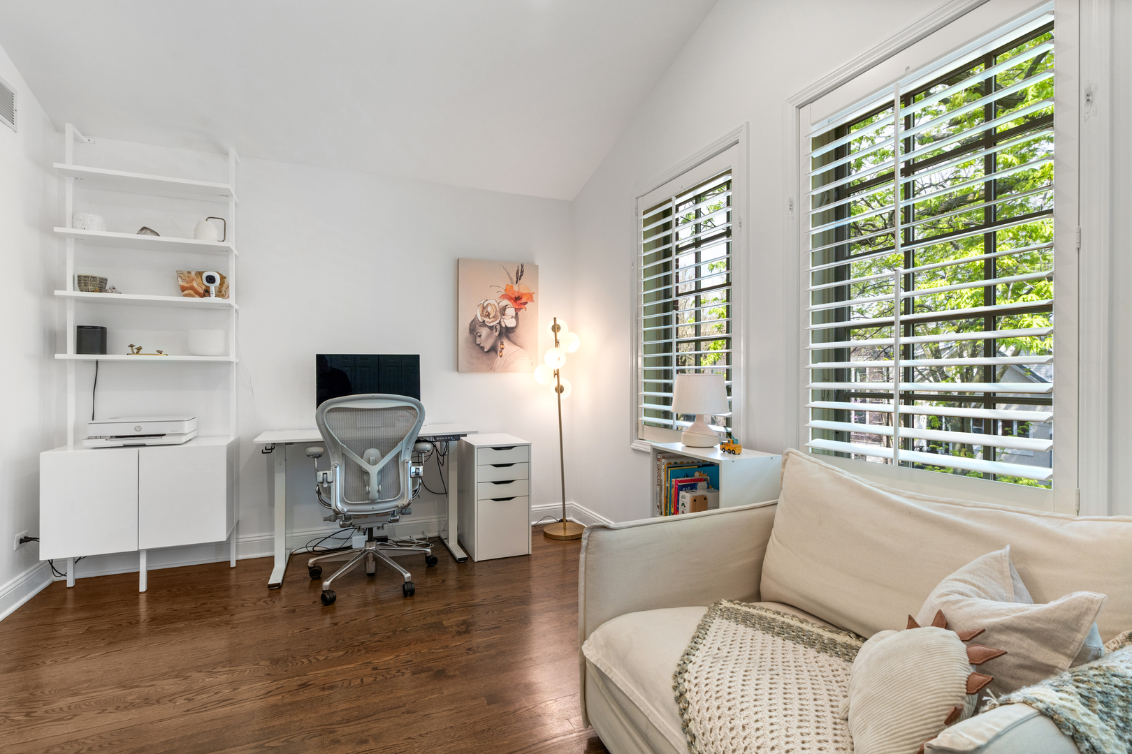 2131 W Dickens Avenue