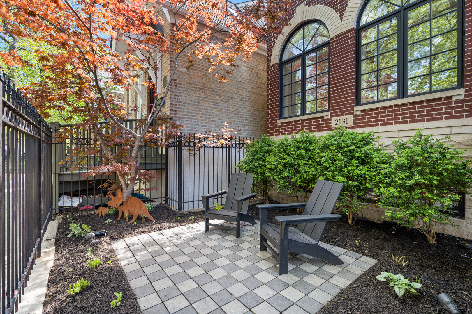 2131 W Dickens Avenue