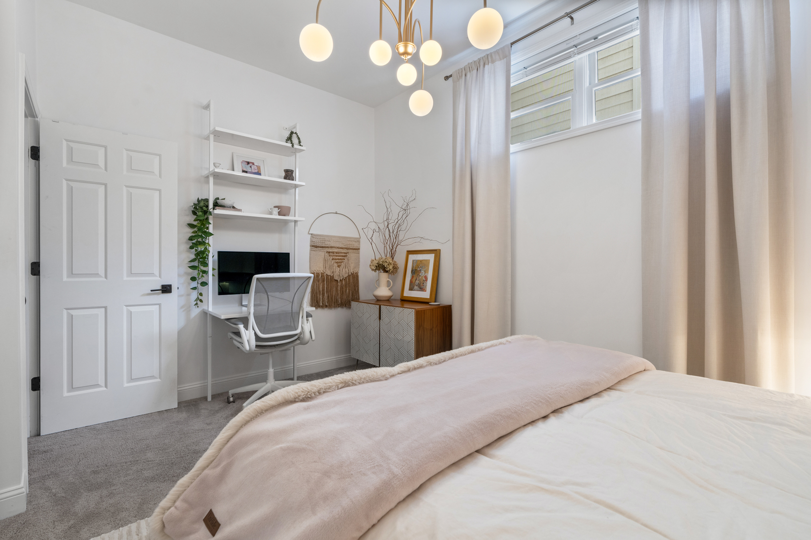 2131 W Dickens Avenue